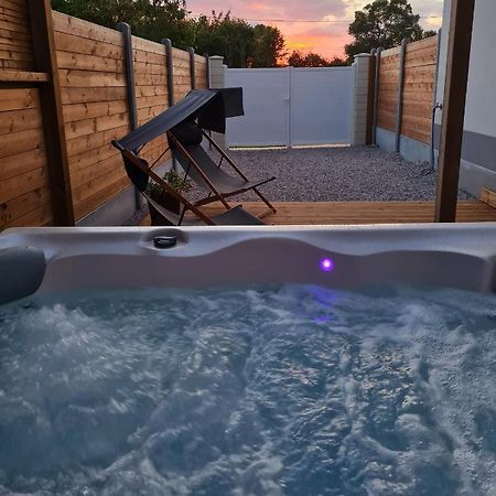 A Fleur De Spa : Maison Chaleureuse Avec Spa Privatif Et Billard. Coulogne Luaran gambar