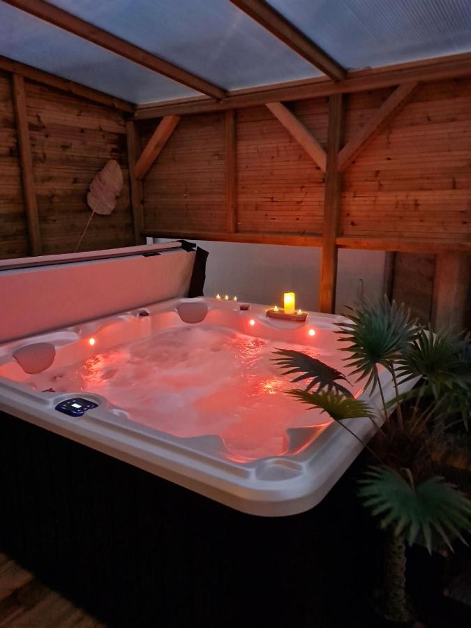 A Fleur De Spa : Maison Chaleureuse Avec Spa Privatif Et Billard. Coulogne Luaran gambar